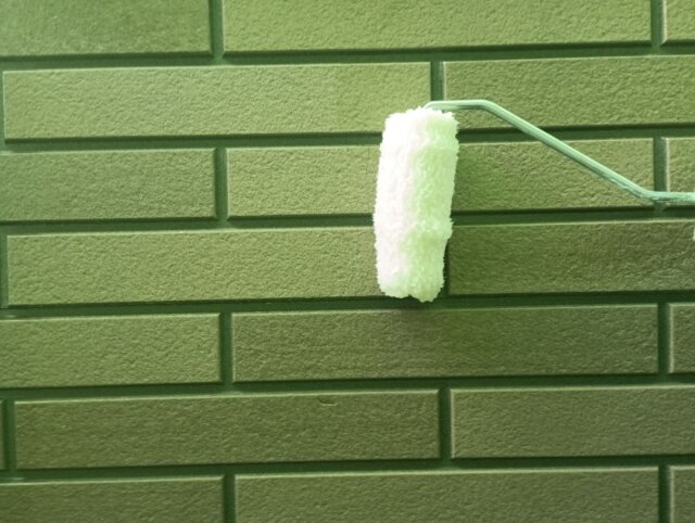 高崎市下豊岡町のレンガ調サイディングをフッ素クリヤーで透明仕上げし意匠を活かすミヤケンの塗装作業