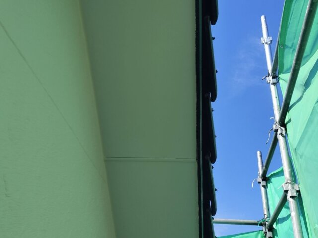 太田市矢場町の軒裏天井をシルキーホワイト艶消しで明るく塗装したミヤケンの付帯部塗装の仕上げ作業