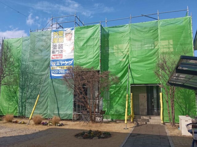 高崎市下豊岡町の外壁塗装工事で建物全面に足場を組みメッシュシートを張ったミヤケンの施工現場