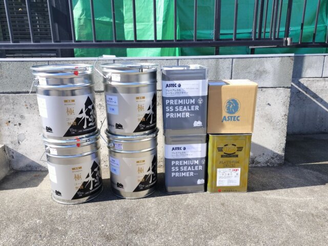 太田市矢場町の外壁塗装工事で使用する塗料の様子ミヤケンの施工現場と幟