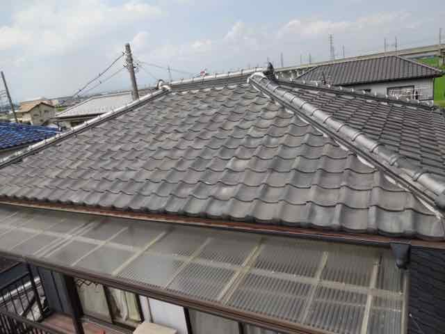 藤岡市下栗栖の瓦屋根を7年点検するミヤケンの高所カメラ撮影の様子