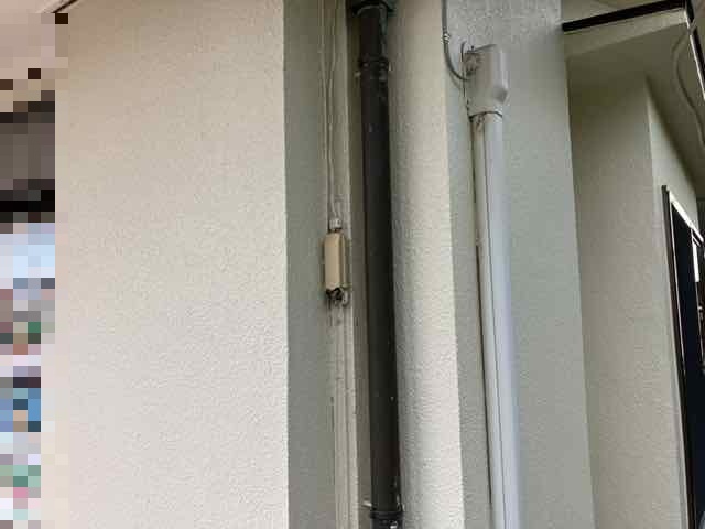 藤岡市下栗栖の雨樋を7年点検しへこみや塗膜はがれを確認するミヤケンの様子