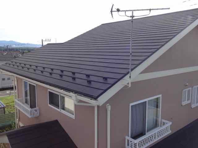 高崎市沖町のパミール屋根カバー工事から3年後の屋根全体を点検するミヤケンの様子