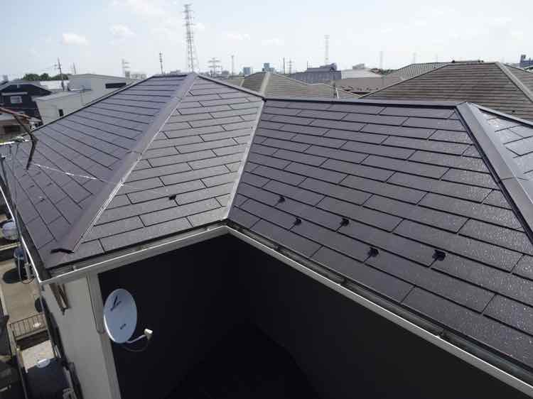 前橋市元総社町のスレート屋根、遮熱シリコン塗料の塗膜を高所カメラで確認するミヤケン