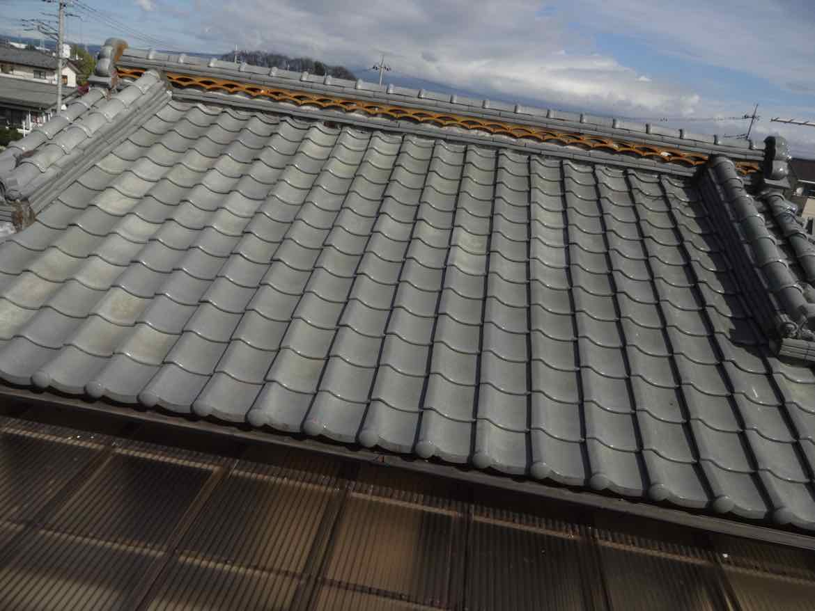 前橋市堀之下町で塗装不要の瓦屋根を1年点検するミヤケンの高所カメラ撮影の様子