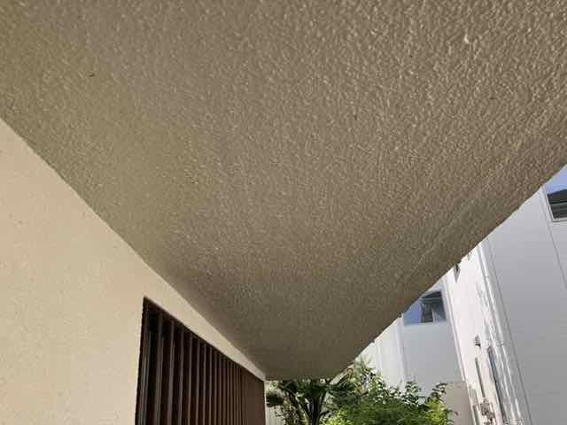 高崎市下佐野町でミヤケンがアレスセラマイルド塗装の軒裏天井を3年点検する様子