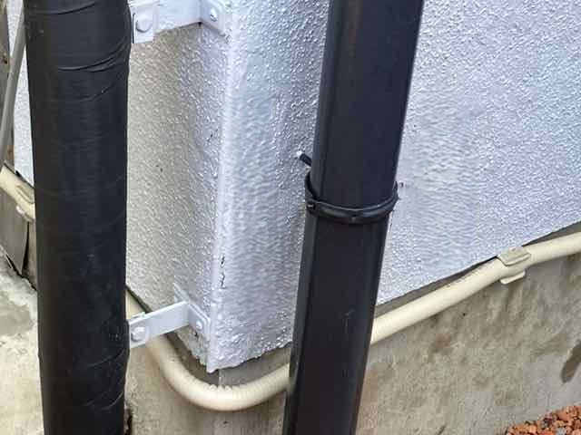 藤岡市下栗栖の雨樋を7年点検しへこみや塗膜はがれを確認するミヤケンの様子