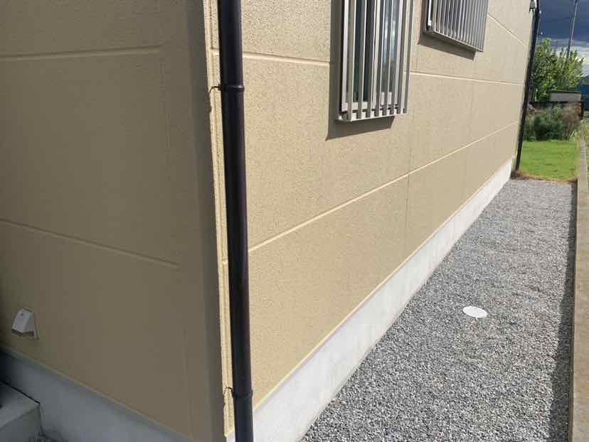 高崎市引間町でフッソUVコートを施した雨樋を3年点検するミヤケンの様子