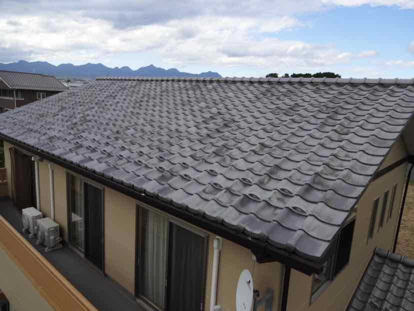 高崎市引間町で塗装不要の陶器瓦屋根を3年点検するミヤケンの高所カメラ撮影の様子