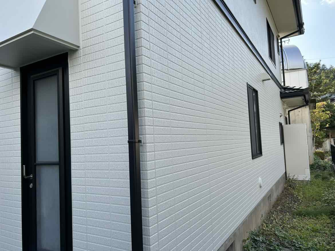 桐生市宮本町でフッソUVコートを施した雨樋を1年点検するミヤケンの様子