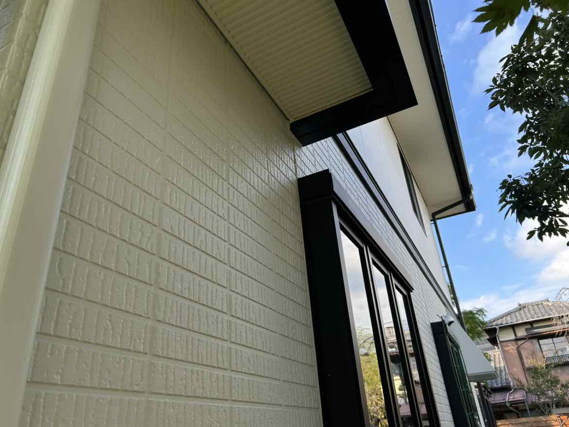 桐生市宮本町で遮熱無機塗料を塗装したサイディング外壁を1年点検するミヤケン