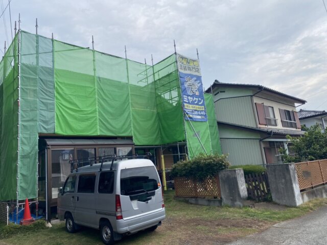 高崎市本郷町の足場面養生ネット張りの写真　ミヤケン