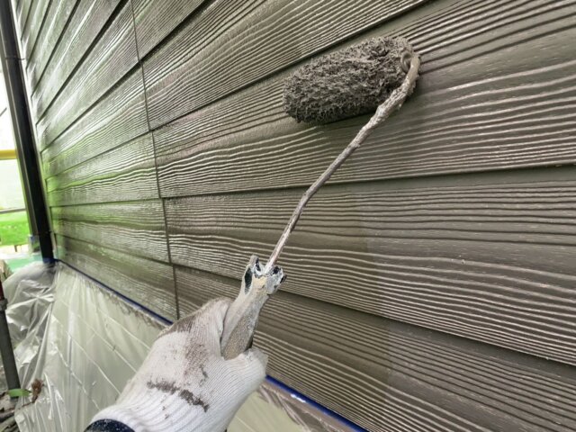 高崎市本郷町の外壁（サイディング）の上塗り2回目の写真　ミヤケン