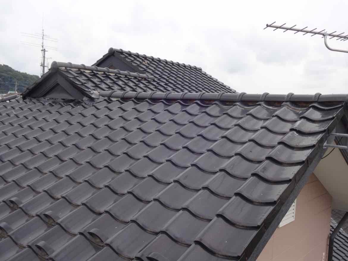 富岡市白岩の瓦屋根を高所カメラで撮影した外壁塗装5年点検の屋根全体写真|ミヤケン定期点検