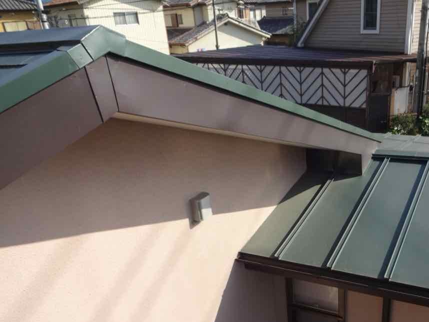 桐生市堤町のコロニアル屋根・モルタル外壁3年点検で破風板の塗膜を確認した写真|ミヤケン