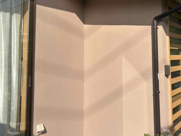 桐生市堤町の遮熱シリコン塗料で塗装したモルタル外壁全体の3年点検写真|ミヤケン定期点検