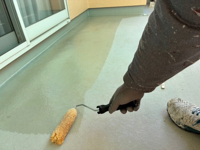 伊勢崎市新栄町の防水工事下塗りの写真　ミヤケン