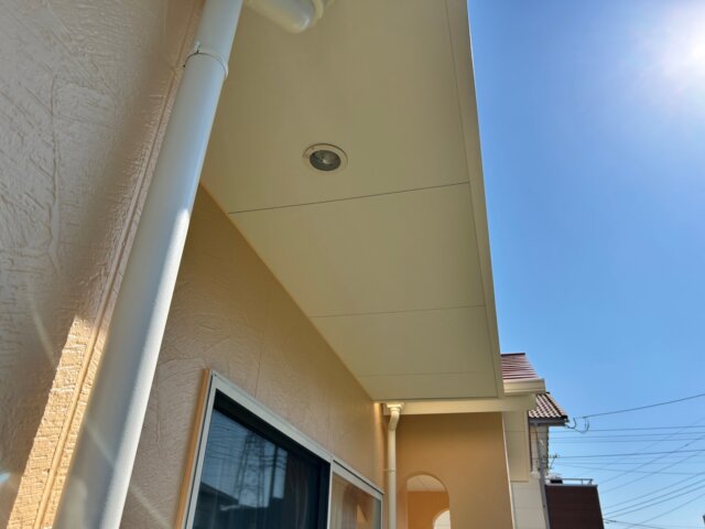 伊勢崎市新栄町の軒裏天井塗装の写真　ミヤケン