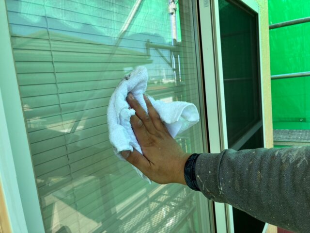 伊勢崎市新栄町の窓ガラスクリーニングの写真　ミヤケン
