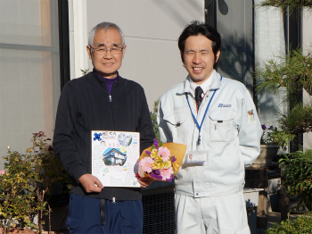 塗り替えがおわったお家の前で 塗り替えがおわったお家の前で