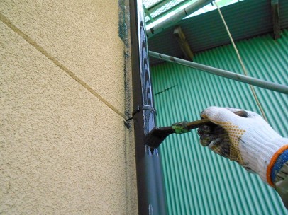 0404 08 竪樋 上塗り1回目中 3aac01051ece066c129369137bb350c0