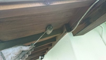 0610 02 玄関庇木部軒天 上塗り中 4a8ffee428682a31dead64e40797bc5b