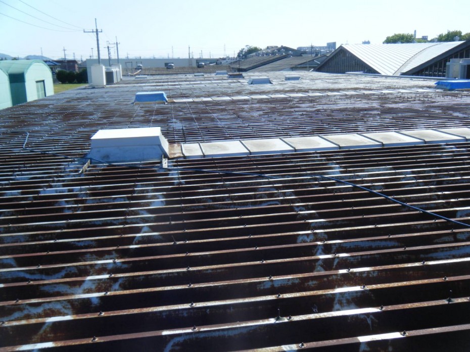 サビてしまった鉄製の折半 せっぱん 屋根の塗装工程のご紹介 株式会社ミヤケン