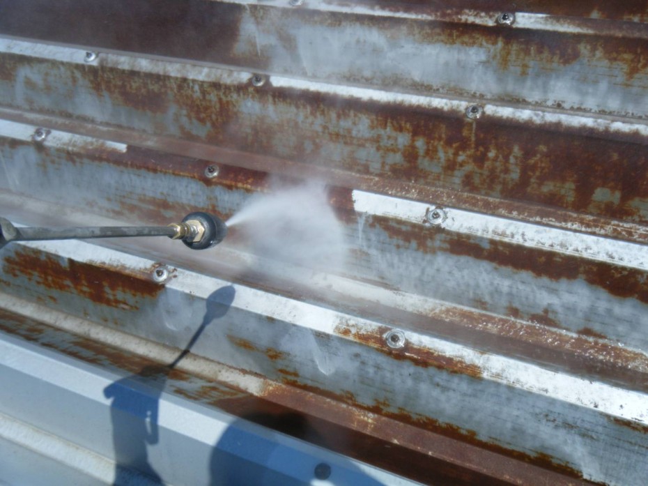 サビてしまった鉄製の折半 せっぱん 屋根の塗装工程のご紹介 株式会社ミヤケン