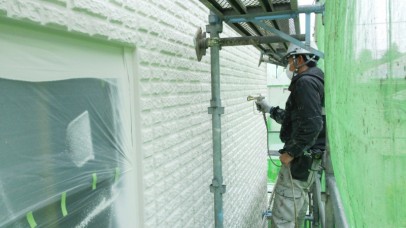 0311 01 外壁 吹付け2回目中 5329b860912570329acda236dace45f3
