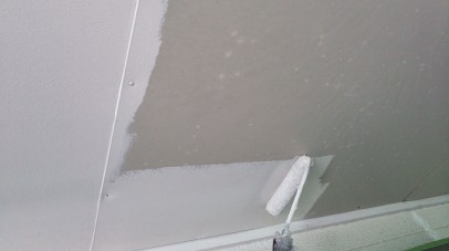 1223 01 軒天 上塗り1回目中 9131bbfed6091a05d0907619b3cf108d