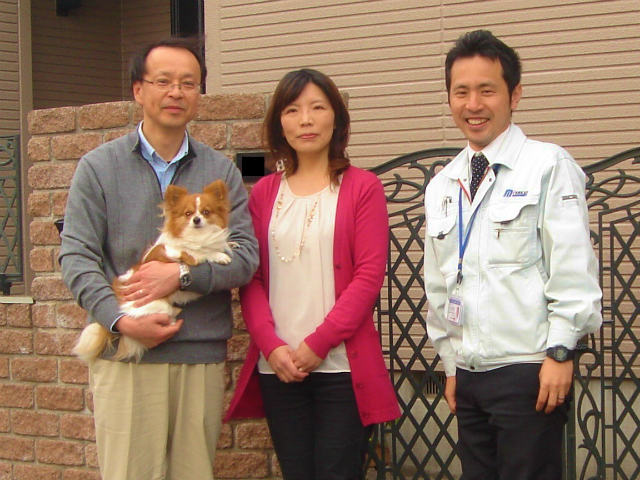 塗装工事が完了したお家の前で記念撮影 DSC00030