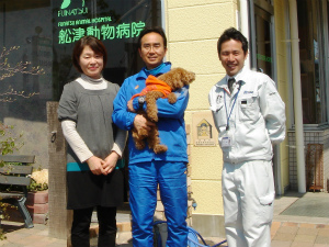完工後のお家の前で記念撮 DSC03866