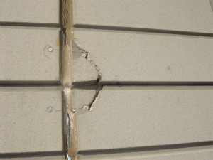 外壁材のひび割れ、外壁目地のシーリングの劣化
