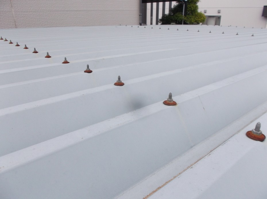 駐車場の鉄製折半 せっぱん 屋根の塗装工事とボルトキャップ取付けが完了しました 株式会社ミヤケン