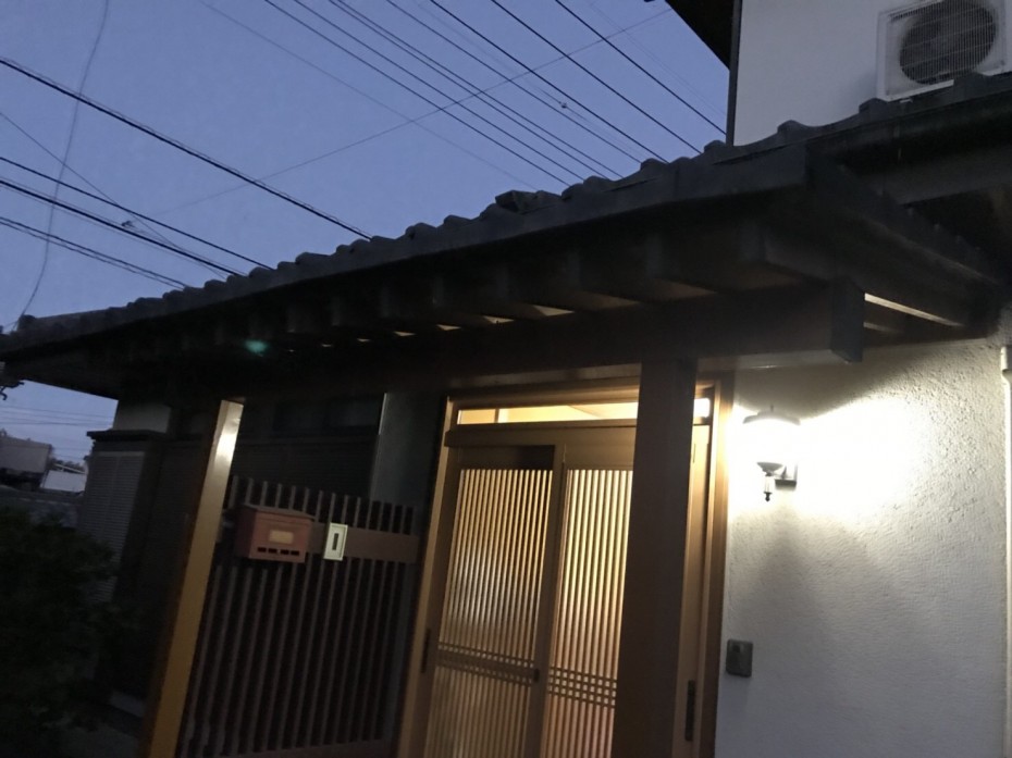高崎市中里見へ玄関の瓦と木の柱の腐食の調査伺いました 株式会社ミヤケン