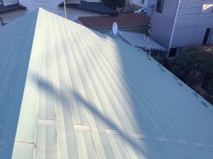 群馬県前橋市 鉄板の切妻屋根塗装工事 群馬県前橋市 鉄板の切妻屋根塗装工事
