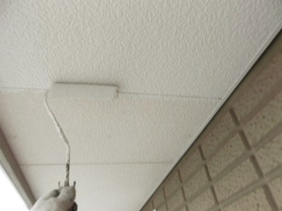 1023 02 軒天 上塗り1回目中 eac721611243bf445651bde9414cd955