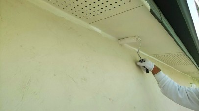 0907 01 軒天 上塗り1回目中 f8589bfbcf5d59813ade3099b4e96938
