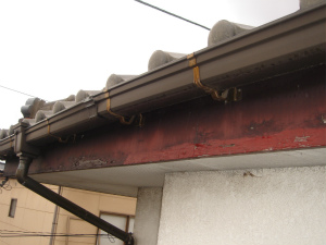 破風板の塗料が剥がれ、下地がむき出し 破風板の塗料が剥がれ、下地がむき出し
