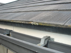 屋根の色褪せ、経年劣化で屋根材どうしが密着