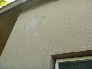 ひびの補修跡が見られるが割れ目が露出しています sP1020461