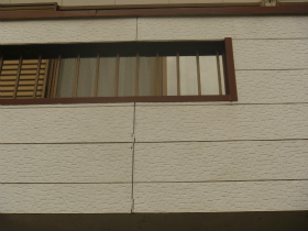 外壁塗装が限界を超えていました。また、雨樋が目詰まりしているため困っていました。 外壁塗装が限界を超えていました。また、雨樋が目詰まりしているため困っていました。